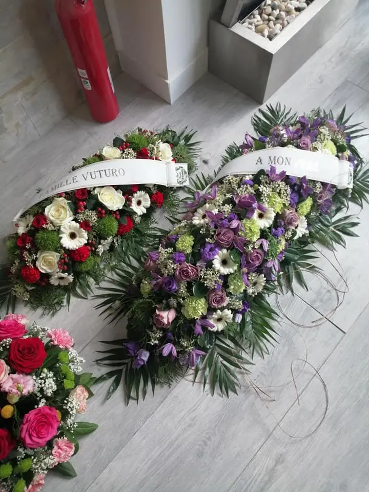 Compositions de fleurs de deuil et couronnes mortuaires pour la prévoyance obsèques