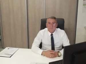 Conseiller funéraire Giacomo Funéraire à son bureau pour l'accompagnement des familles