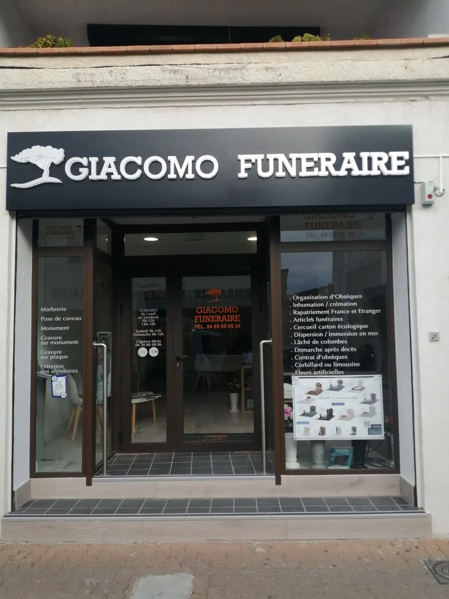 Devanture et vitrine de l'agence pompes funèbres Giacomo Funéraire