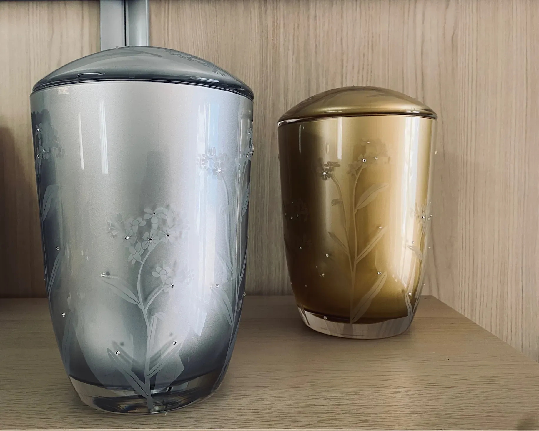 Urnes cinéraires élégantes en verre gravé argenté et doré pour la conservation des cendres