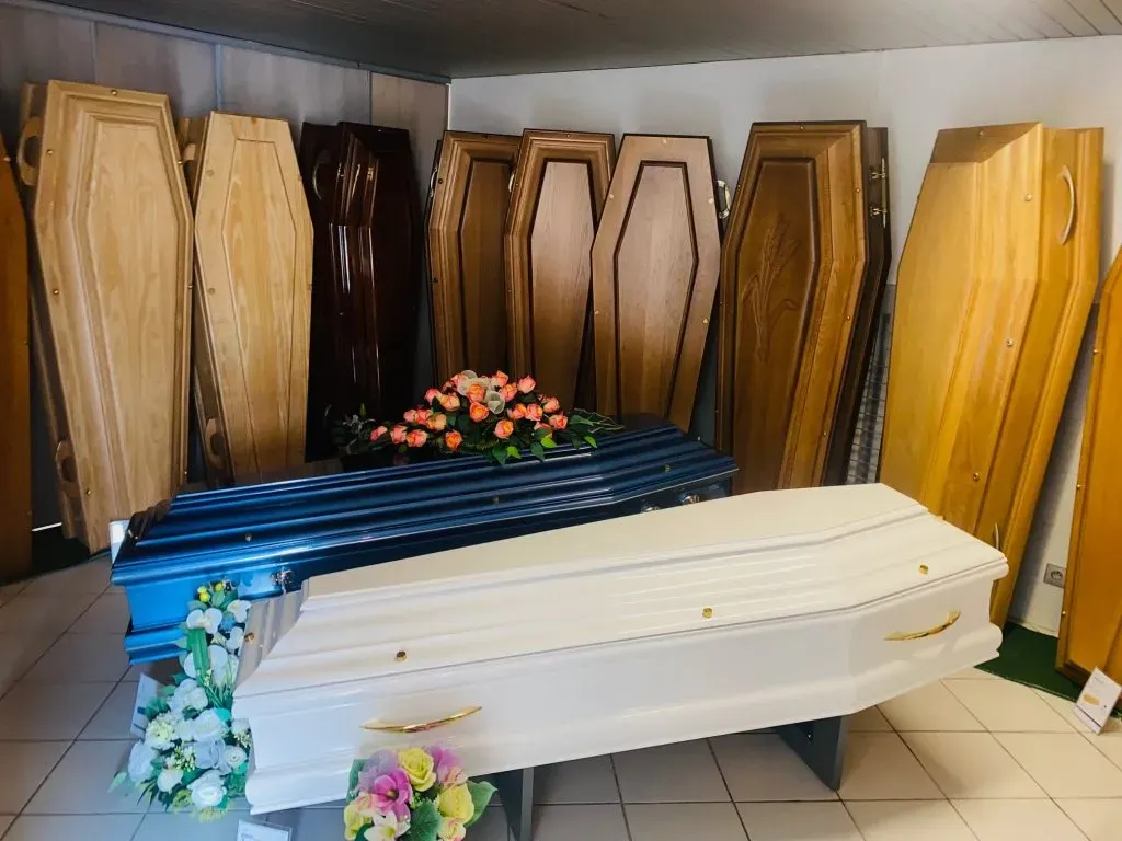 Exposition de cercueils en bois et cercueil blanc pour l'organisation des obsèques