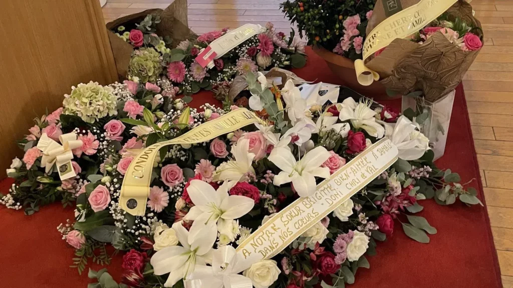 Couronnes mortuaires et coussins de fleurs de deuil avec rubans de condoléances personnalisés