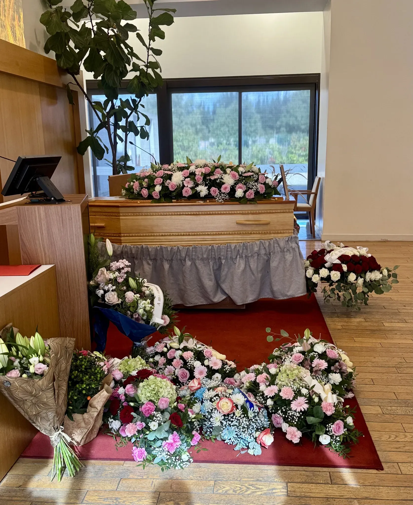 Cercueil en bois et arrangements floraux dans une chambre funéraire pour un hommage d'obsèques