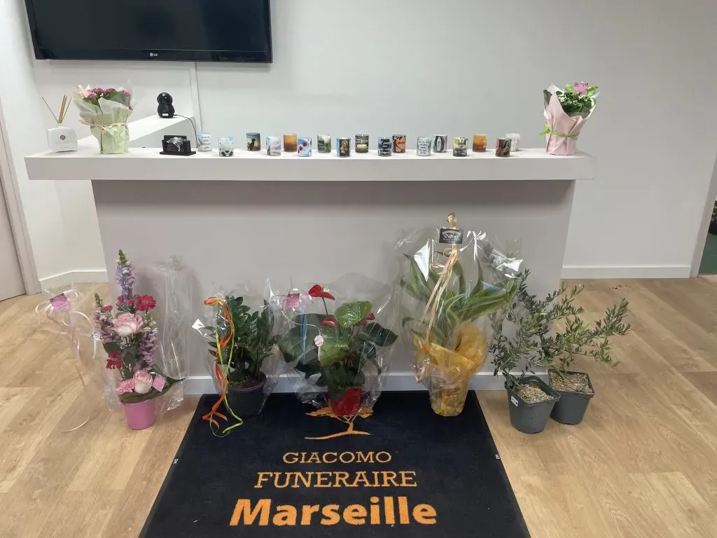 Comptoir d'accueil de l'agence Giacomo Funéraire avec plantes et compositions florales de deuil